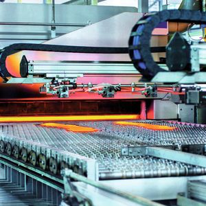 Bild 1: Für das Formhärten werden die Platinen in einem Rollenherdofen bis zu fünf Minuten lang auf 930 °C erhitzt.