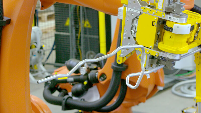 Mit der Verbindung aus Roboterhandling und Biegesystem können bis zu 4500 mm lange Rohrleitungen bearbeitet werden. (Transfluid)