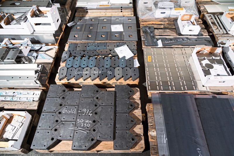Pro Woche produziert die Rolf Lasertechnik GmbH & Co. KG rund 2.500 Laserzuschnitte und verarbeitet dafür rund 6.000 Tonnen Rohmaterial. (Trumpf)
