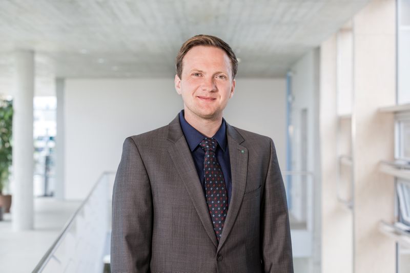 „Das Erlernen eines komplexen Prozessmodells rein aus den zirka 700 Live-Daten eines Spritzgießprozesses und der zugehörigen Beistellaggregate, also ohne händische Modellierung, ist sehr spannend und liefert viele Möglichkeiten der Live-Prozessoptimierung“, sagt Felix Georg Müller ist CEO und Co-Founder der Plus10 GmbH. (Bild: plus10 GmbH)