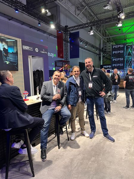 Christoph Klaar (r., Office Partner) freut sich über den Besuch seiner Ex-Kollegen Thomas Spanidis und Harald Krekeler (Samsung). (Bild: Vogel IT-Medien GmbH)