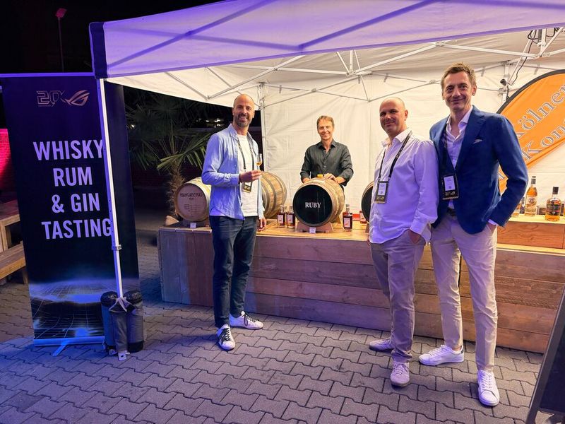 (v. l.) Yves Schnewly (Digitec), Sebastian Reese (CSL) und Daniel Visarius (Webedia) probieren die Rumsorten. (Bild: Vogel IT-Medien)