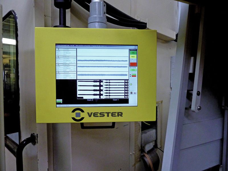 Im Fertigungsprozess wird jedes einzelne Stanzteil geprüft und protokolliert. Bei Fehlmeldungen bleibt die Stanzmaschine einfach stehen. (Bild: Kuhn)