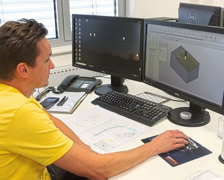 An insgesamt fünf Arbeitsplätzen, die für übersichtliches Arbeiten mit zwei Bildschirmen ausgestattet sein können, generieren die Werkzeugbauer NC-Programme mit der Software SolidCAM.  (DPS Software)