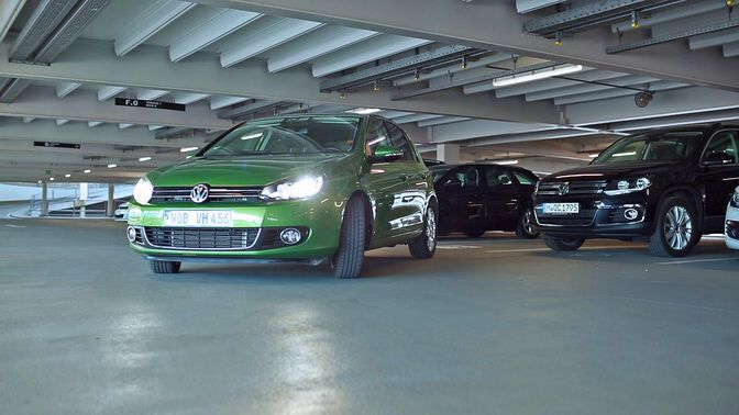 Daraufhin navigiert das Auto selbstständig zu dem gewünschten Parkplatz. Kreuzt ein anderes Fahrzeug den Weg, bleibt es kurzzeitig stehen oder weicht aus. (V-Charge)