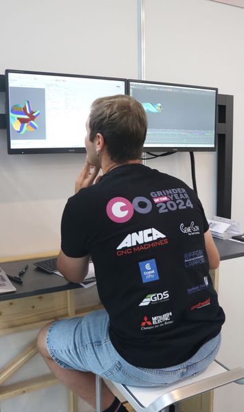 Zunächst galt es aber, das für den Wettkampf Grinder of the year 2024 zu fertigende Fräswerkzeug zu programmieren. Das geschah nach einer Zeichnung mit der Schleifsoftware Toolroom von Anca. Programmieren und Produzieren live vor Publikum – macht nervös! (Bild: KSKOMM)