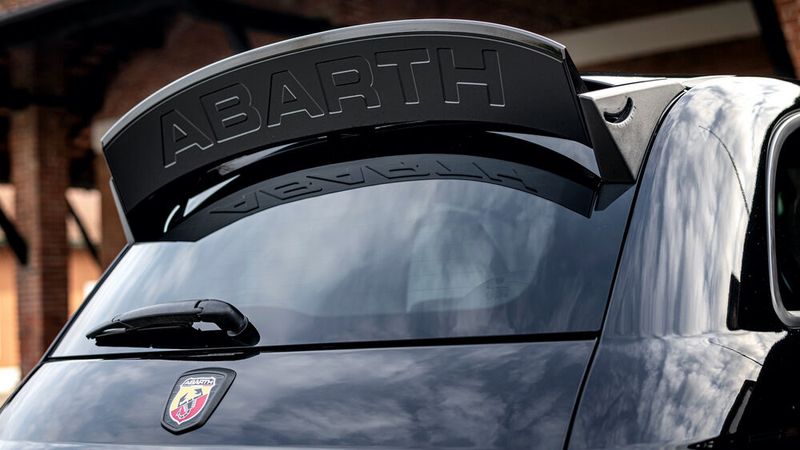 Der Heckspoiler kann in 13 Stufen von 0 bis 60 Grad justiert werden. (Bild: Auto-Medienportal.Net/Abarth)