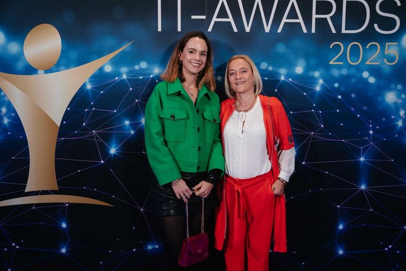 Andrea Pfundmeir von Dropbox und Heike Ludwig von Siemens treffen sich für ein gemeinsames Foto vor der Fotowand.  (Bild: Manuel Emme Fotografie)