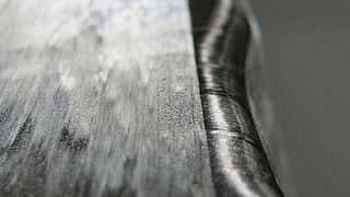 Preform aus gerichteten und ungerichteten Carbonfasern. Daraus wird ein geometrisch komplexes CFK-Bauteil gefertigt. (Bild: Toho Tenax)