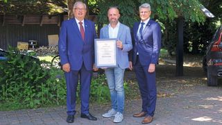 Volker Borchers (Mitte) erhielt von Karl-Heinz Bley (links) und Christian Metje die bronzene ZDK-Ehrennadel. (Bild: Holger Zietz - VCG)