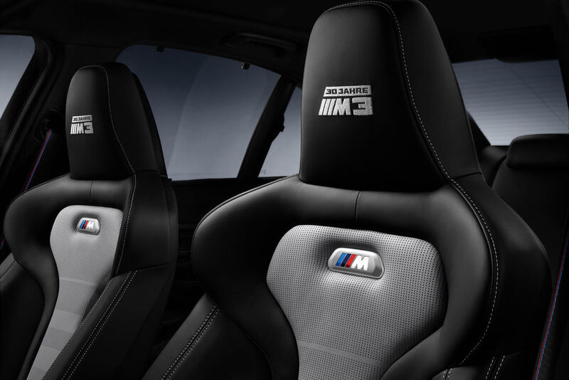 Das Competition-Paket wertet das Interieur der Edition „30 Jahre M3“ mit den spezifischen M-Sportsitzen mit Durchbruch auf. (BMW)