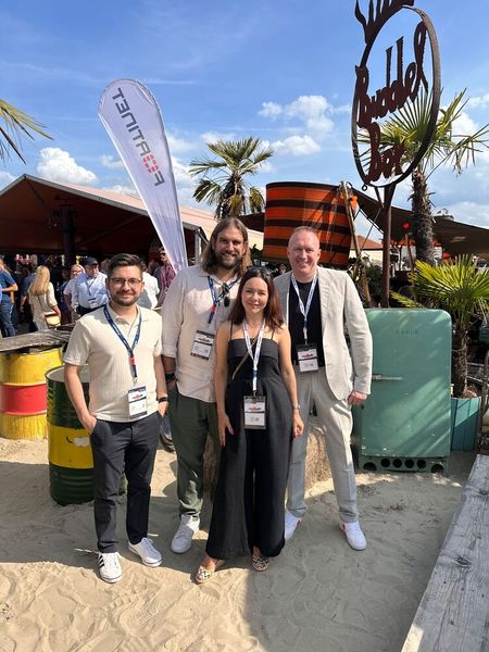 An der Buddel Box stehen (v. l.) Jonas Bohn und Daniel Polak (Medialine Security), Julia Seifert und Pascal Papilion (Infinigate)  (Bild: Vogel IT-Medien)
