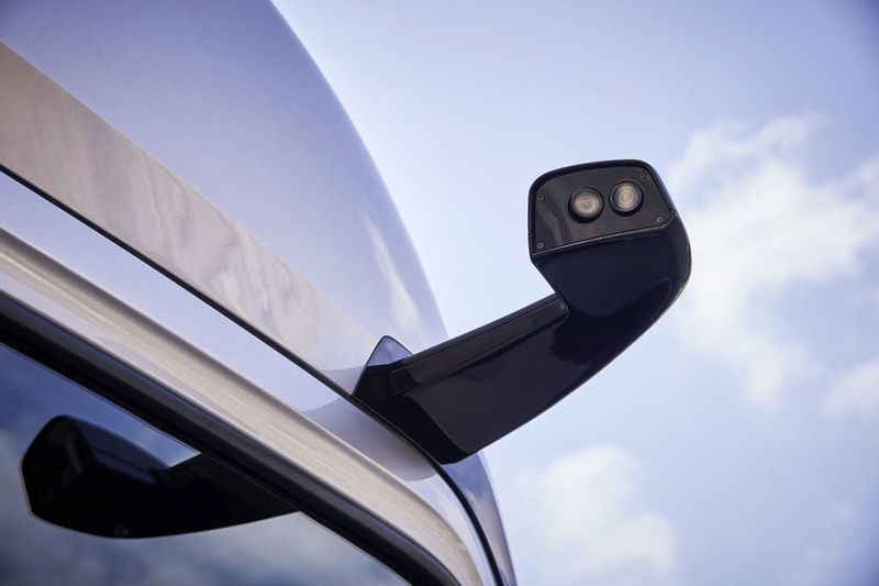 Die Studie verzichtete zu Gunsten von Kameras auf klassische Außenspiegel. Noch ist unklar, ob das auch in Serie der Fall sein wird. (Daimler)