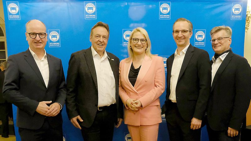 Freuten sich über die rege Teilnahme am Herbstforum: Christian Reher, Geschäftsführer Innung Region Stuttgart, Obermeister Torsten Treiber mit Christina Stumpp, stellv. Generalsekretärin der CDU, Frank Schnierle, stellv. Obermeister, und Innungsvorstandsmitglied Rainer Äckerle.(Bild:  Zietz - VCG)