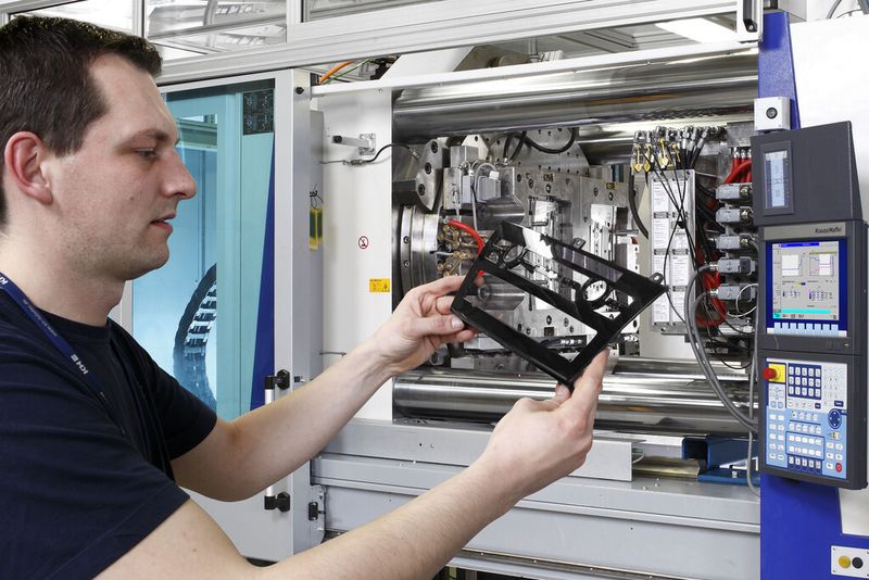 Die APC hilft dem Maschinenbediener beim Einrichten der Anlagen für den IML-Prozess dabei, seine Arbeit deutlich schneller zu schaffen. (Bild: Krauss-Maffei)