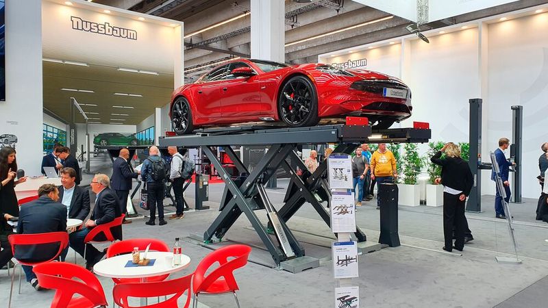 Zu den traditionsreichen Ausstellern gesellen sich ... (Bild: Schreiner – »kfz-betrieb«)