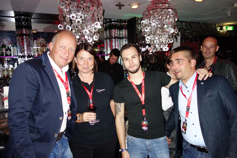 (v. l.) Dirk Karthaus, Ionik, Ilona Maas, Gembird, Andreas Rameder, Ionik und Andreas Roth, MMD AOC (Bild: IT-BUSINESS)