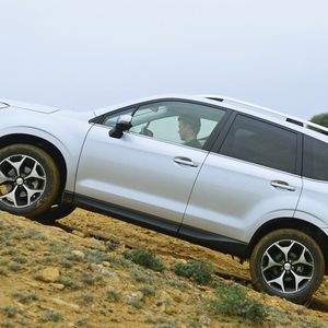Allradantrieb inklusive: Der neue Forester verfügt neben einer elektronischen Berganfahr- auch über eine Bergabfahrhilfe.  Ebenfalls neu ist ein Gespann-Stabilisierungssystem für Fahrten mit Anhänger.