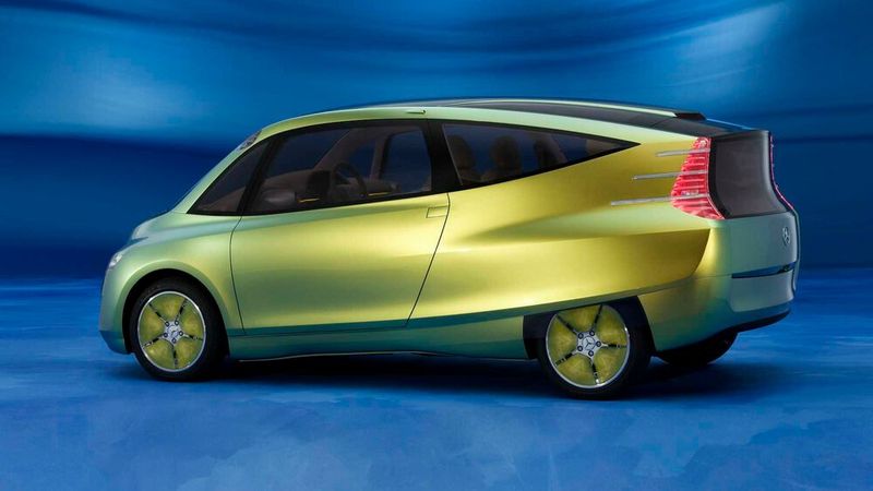 Durch diese Anlehnung wurde ein sehr aerodynamisches und trotz seiner Größe sehr sparsames Automobil entwickelt, da auch der Rahmen die Leichtbauweise des Fisches als Vorbild hat. (Bild: Mercedes Benz)