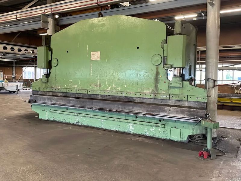 Eine weitere Abkantpresse, die ersteigert werden kann, ist diese Beyler-P800 x 6200. (Bild: Surplex)