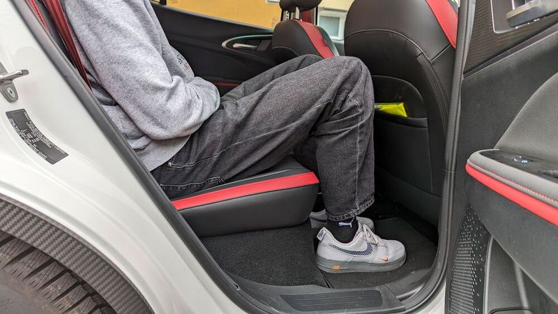 7. Die Rücksitzbank: Das Platzangebot auf den Rücksitzen ist recht ordentlich. Eine 1,80-Meter-Person kommt gut unter und hat genügend Kniefreiheit. Allerdings ist die Bank so niedrig eingebaut, dass die Oberschenkel keinen Kontakt zur Sitzfläche haben. Das wird auf längeren Strecken ziemlich unbequem.  (Bild: Rosenow – VCG)