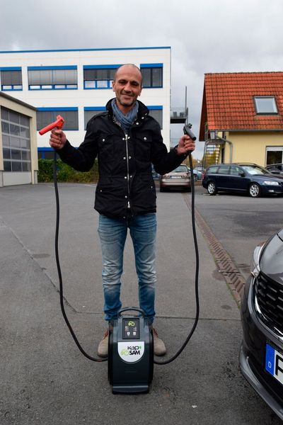 Die schweren 35-mm²-Vollkupferkabel sind 1,4 Meter lang. (Holz / »kfz-betrieb«)