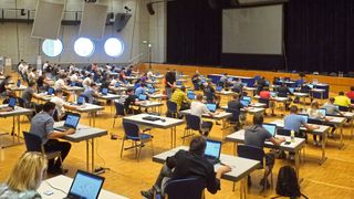 2020 fand in der Filharmonie in Filderstadt die erste digitale GP1-Prüfung der Innung Region Stuttgart statt. (Bild: Zietz/»kfz-betrieb«)