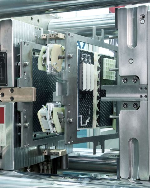 Hydraulische Spritzgießmaschine mit Testkörper. (Bild: BASF)