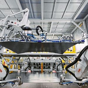 An den beiden Pressenlinien, die die BJEV-Modelle EC3 und EX3 produzieren, befinden sich jeweils zehn ABB-Roboter, die Bleche für die Karosserie depalettieren, beschicken, umsetzen und entladen.(Bild:  ABB)