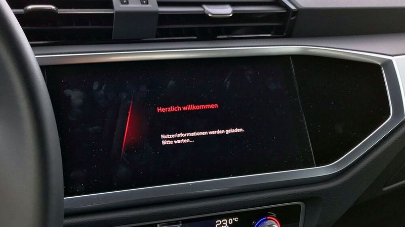 Das Infotainment stürzte einmal während der Fahrt ab und musste neu booten.  (Rosenow/»kfz-betrieb«)