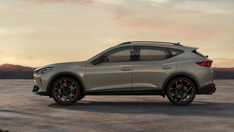 Unter anderem gehören zum VZ5-Trimm größere Räder und Bremsen sowie eine abgesenkte Karosserie. (Bild: Seat)