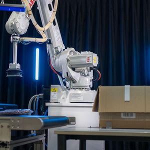 Der AI Robot Trainer, eine Erweiterung des Fashion-Inductor-Funktionspakets von ABB Robotics, soll Implementierung, Betrieb und kontinuierliche Optimierung von KI-Anwendungen vereinfachen und so den Engineering- und Inbetriebnahmeaufwand um bis zu 75 Prozent reduzieren.(Bild:  ABB Robotics)