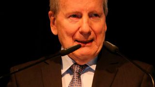 Der Zentralverband Deutsches Kraftfahrzeuggewerbe hat Verbandssyndikus Jürgen Eckardt mit der Goldenen Ehrennadel ausgezeichnet. (Baeuchle)