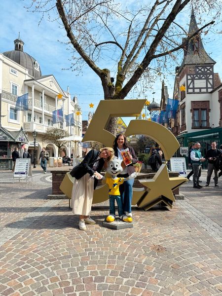 Stephanie Steen und Lilli Kos (IT-BUSINESS) mit der Euromaus, dem Europapark-Maskottchen (Bild: Vogel IT-Medien GmbH)