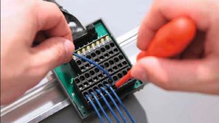 Die Aderzuführung und Fixierung geschieht aus einer Richtung - ideal bei ungünstigen Sichtverhältnissen. (Bilder: Siemens) (Archiv: Vogel Business Media)