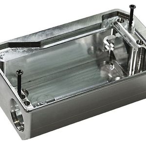 Anspruchsvolles Stahl-Werkstück, das auf einem BAZ C 42 U in 5-Achsen-Technologie in wenigen Aufspannungen komplett gefertigt wurde. 