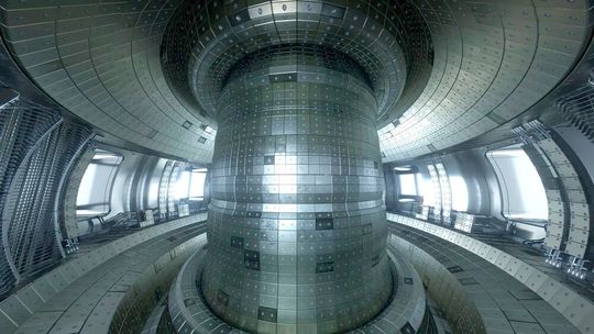 Hier blickt man in das Innere eines Fusionsreaktors, der nach dem Prinzip Tokamak das heiße Plasma per Magnetfelder in einer Art Donut-Form festhält. Das deutsche Start-up Proxima Fusion will es anders versuchen und hat dafür jetzt auch eine Menge Geld zusammengebracht ...(Bild:  Britannica)