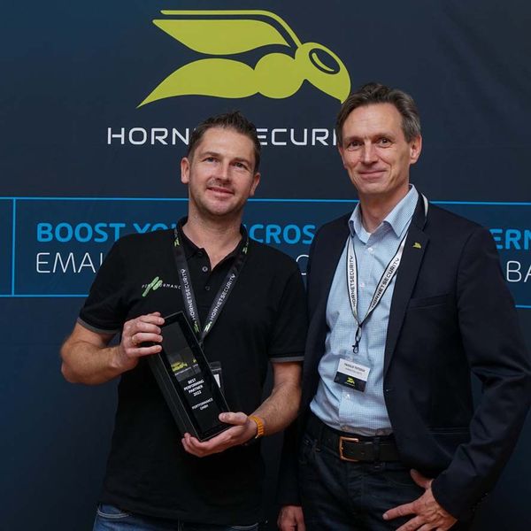 Die Portformance GmbH war Best Performing Partner 2022: Johannes Port (l., CEO Portformance) und Tassilo Totzek (Account Manager bei Hornetsecurity). (Bild: Hornetsecurity)