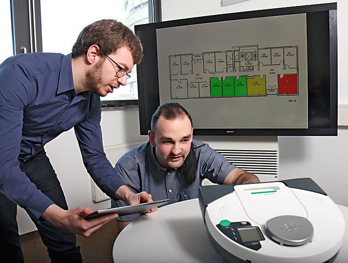 Die beiden Doktoranden Johannes Kölsch (l.) und Christopher Heinz entwickeln ein nutzerfreundliches Softwaresystem, das Geräte unterschiedlicher Hersteller verbindet. (Thomas Koziel)