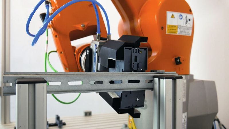 Advanced-Robotics-Anwendungen durch den Einsatz zusätzlicher Sensoren und Algorithmen,  die z. B. eine kraft- oder kamerabasierte Montage ermöglichen.