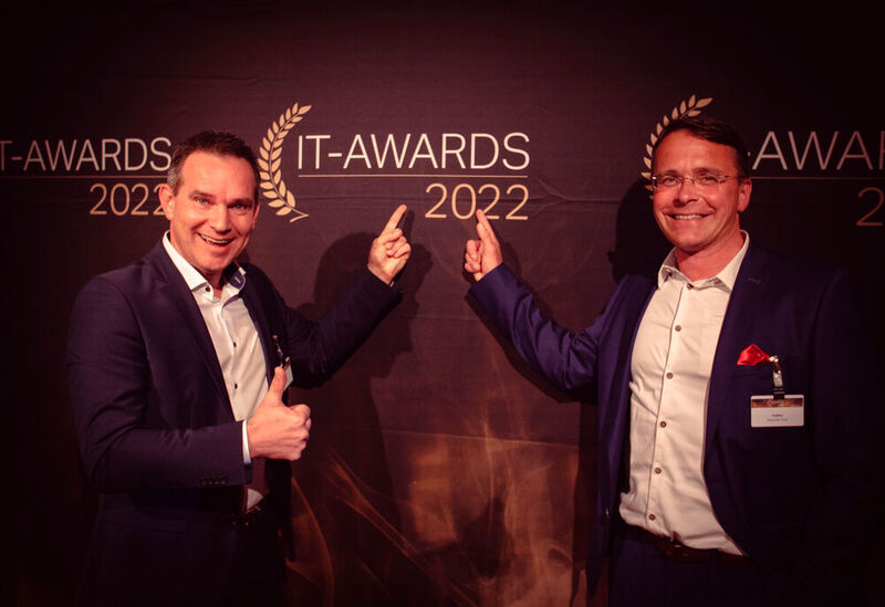 Stefan Roth und Alexander Tlusti wissen bereits: Sie nehmen mindestens einen IT-Award für Fujitsu mit nach Hause. (Bild: krassevideos.de / VIT)