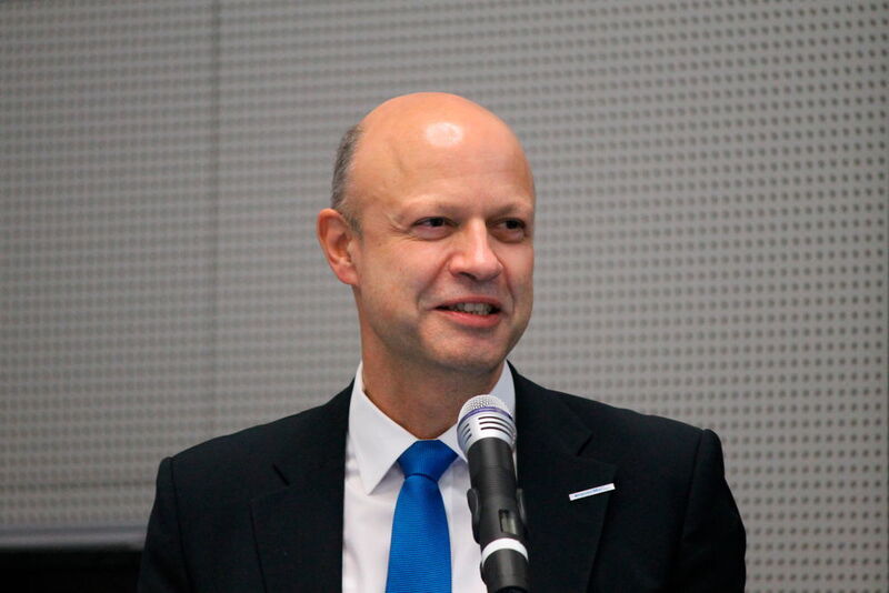 Krauss-Maffei's new CEO Dr. Frank Stieler opened the company's official press conference at Fakuma 2015 in Friedrichshafen on 14 October 2015. While he refused any statements regarding the company's future strategy at this stage, the financial figures look good. For the first half of 2015, Krauss-Maffei reports €625m of order income (same period in 2014: €550m) and sales of €576m (2014: €521m). (Source: Schulz)