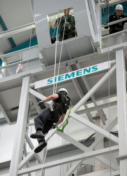 Offshore-Windservice ist nicht jedermanns Sache. Außerordentliche körperliche Fitness und großes Durchhaltevermögen sind dafür notwendig. Bei dieser Arbeit können sich die Bedingungen jederzeit ändern. Das Meer ist genauso unberechenbar wie das Wetter – darauf gilt es vorbereitet zu sein. Höhenangst und eine Anfälligkeit, seekrank zu werden, sind hier fehl am Platz. (Bild: Siemens)
