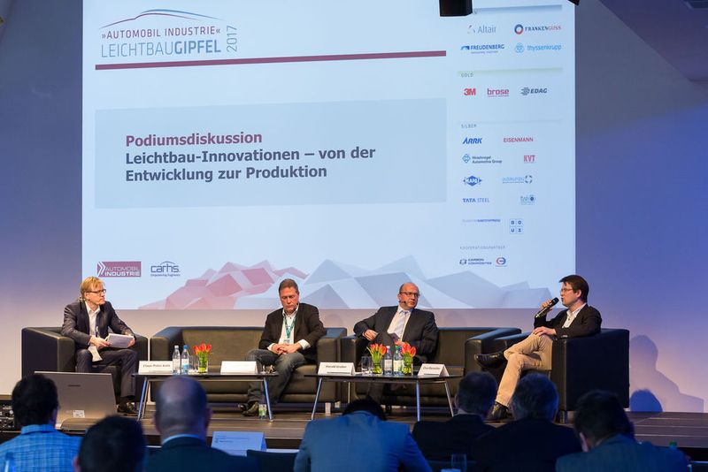 In der abschließenden Podiumsdiskussion stellten sich Peter Sander (2. v. l.), Harald Gruber (2. v. r.) und Dr. Claus Bayreuther (re.) den Fragen von »AI«-Chefredakteur Claus-Peter Köth (li.). (Stefan Bausewein)