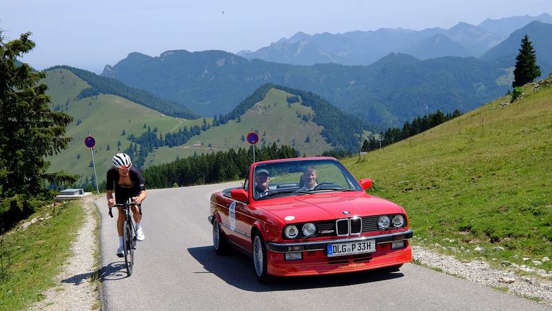 Schon oft dabei gewesen: Pierre und Christian Oblinger sind mit ihrem BMW Alpina, Baujahr 1988, auf dem Rallyekurs. (Bild: Zietz – VCG)