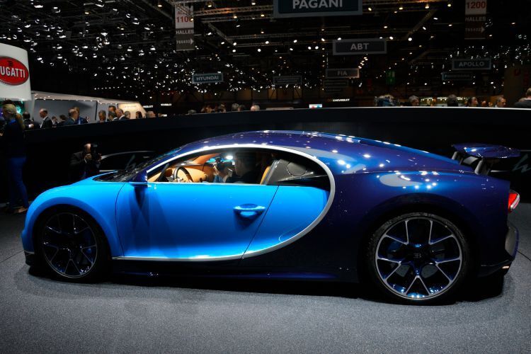Der Bugatti Chiron wartet mit acht Litern Hubraum und einer Höchstgeschwindigkeit von 420 Stundenkilometern auf. Eine weitere Kennzahl, die das Herz höheren schlagen lässt: 1.500 PS/1.103 kW. (Achter)