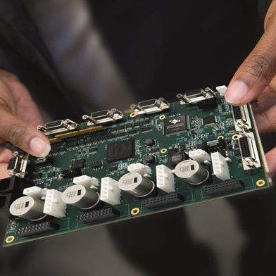 Mit Plug-and-Play-Modulen von PMD können voll funktionsfähige, kundenspezifische Platinen innerhalb weniger Wochen statt Monaten oder sogar Jahren entwickelt und produziert werden. (Bild: Performance Motion Devices, Inc.)