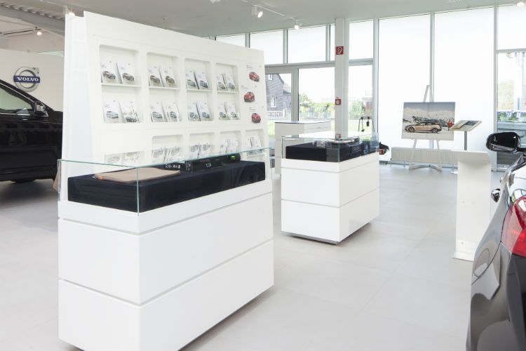 Die Händler können zwischen verschiedenen Innen-CI-Paketen wählen. Alle Elemente, wie im Bild die Mustertheke und die Prospektwand, müssen umgesetzt  werden ... (Foto: Volvo)