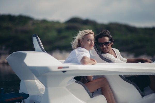 Die Bedienung des Quadrofoil ist kinderleicht. Das im Lenker integrierte Touch-Screen-Displays informiert den Fahrer über Akkuladezustand, Reichweite, Geschwindigkeit und Energieverbrauch.  (Quadrofoil)