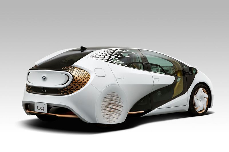 Den Antrieb übernimmt ein nicht näher bezeichneter E-Antrieb, mit rund 300 Kilometern Reichweite. (Toyota)
